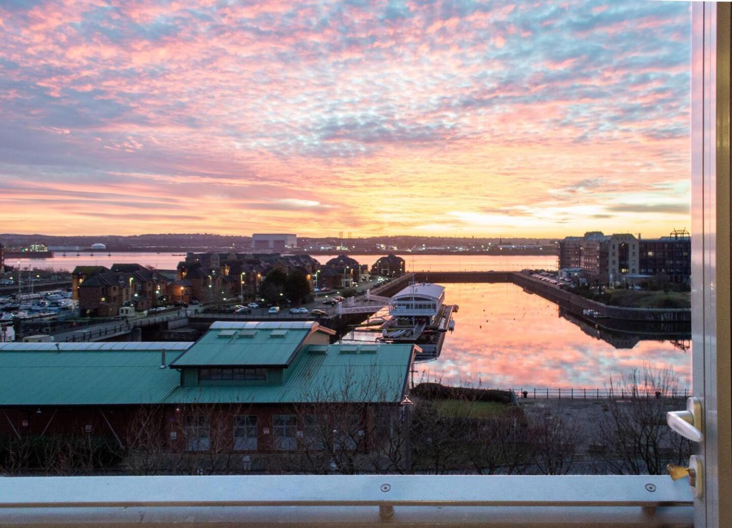 Stunning Mersey View Flat W Parking In Liverpool Luaran gambar